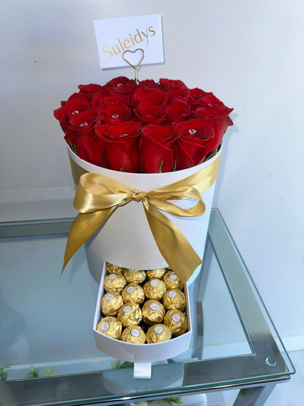 Natural Roses Round Base with Chocolate